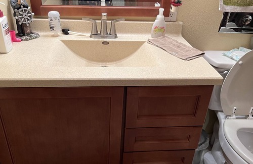 Cedar Rapids House | Nice friendly home, 3 min from Collins Aerospace, parking on site safe
