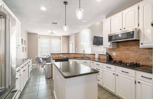 Flower Mound House | Nice heated pool & spa w BBQ near DFW-sleeps 10-14 Stylish Paradise