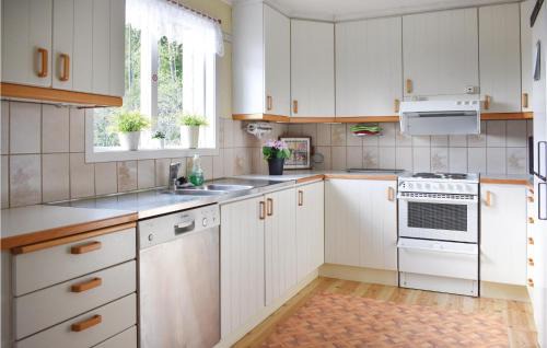 Bruzaholm House | Nice Home In Bruzaholm With Kitchen