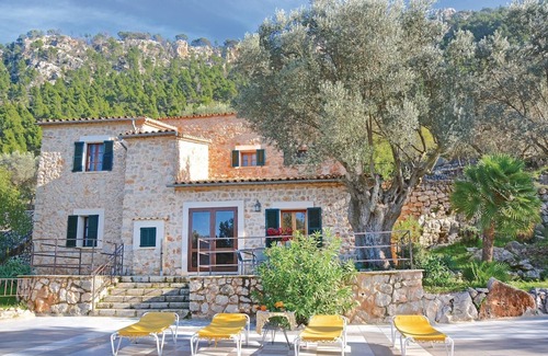 Estellencs House | Nice home in Estellencs with kitchen