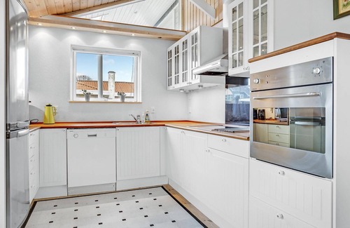 Juelsminde House | Nice home in Juelsminde with kitchen
