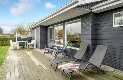 Juelsminde House | Nice home in Juelsminde with kitchen