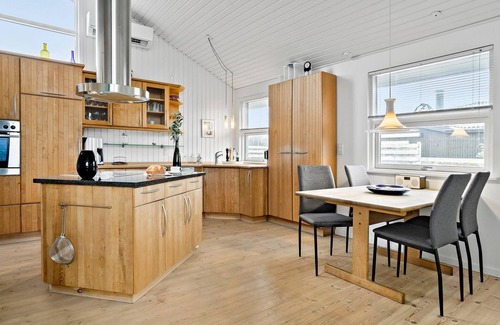 Juelsminde House | Nice home in Juelsminde with kitchen