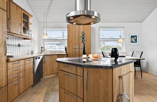 Juelsminde House | Nice home in Juelsminde with kitchen