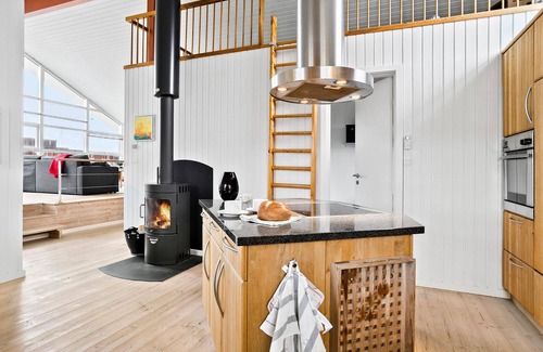 Juelsminde House | Nice home in Juelsminde with kitchen
