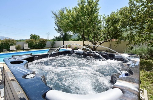 Prugovo House | Nice home in Prugovo with jacuzzi