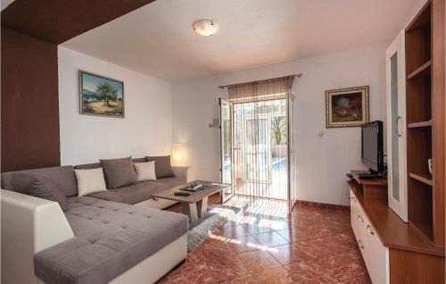 Prugovo House | Nice Home In Prugovo With Jacuzzi