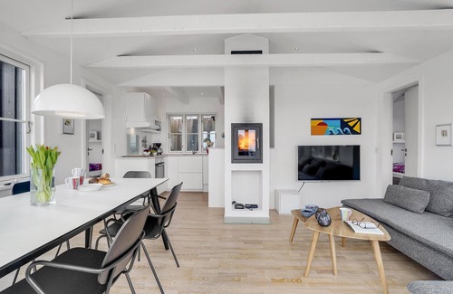 Sondervig House | Nice home in Ringkøbing with kitchen