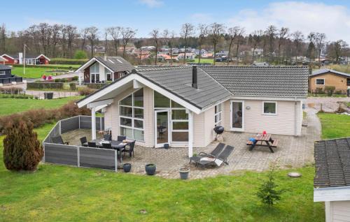 Grønninghoved Strand House | Nice Home In Sjølund With Wifi