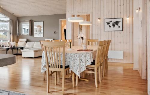 Grønninghoved Strand House | Nice Home In Sjølund With Wifi