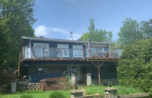Lac-Sergent House | Nice house directly on the lake. Must be rented 31 days or more.