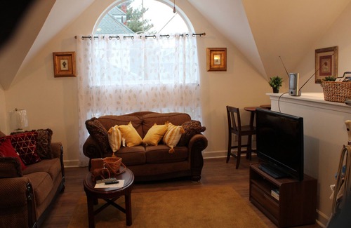 Mapleton/Fall Creek Cottage | Nice quiet 1 bedroom Queen bed Carriage House in historic neighborhood.