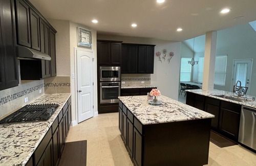 Clodine House | NICE Spacious Modern Home & Beautiful Kitchen; Ms. Pac Man Arcade Game; Foosball