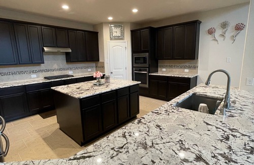 Clodine House | NICE Spacious Modern Home & Beautiful Kitchen; Ms. Pac Man Arcade Game; Foosball