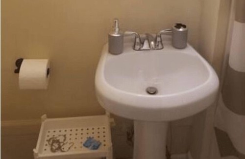 Forest Glen Apartment | Nice sunny basement apartment 5mins to HCHospital
