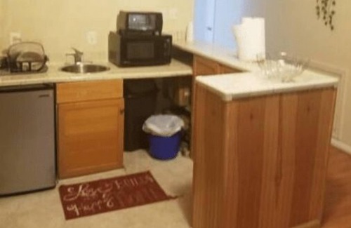 Forest Glen Apartment | Nice sunny basement apartment 5mins to HCHospital