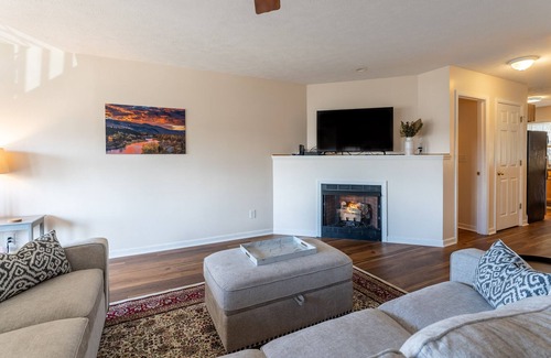 Morgantown House | Nicely Appointed, Cheerful 3 Bedroom Townhome