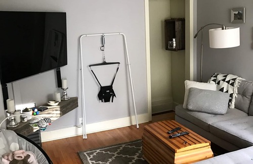 The Danforth Apartment | Nicely appointed, quiet private apartment 100 M from the Danforth