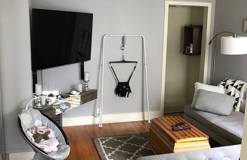 The Danforth Apartment | Nicely appointed, quiet private apartment 100 M from the Danforth