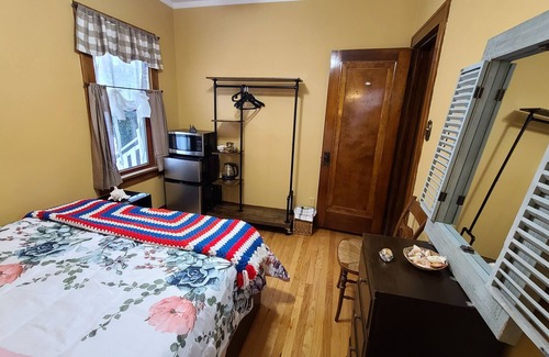 Lombard House | Niche accommodation in Chicago suburb - Elm Room