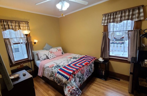 Lombard House | Niche accommodation in Chicago suburb - Elm Room