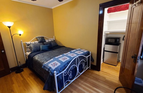 Lombard House | Niche accommodation in Chicago suburb - Oak Room
