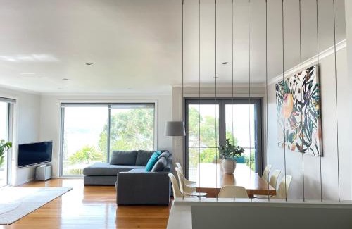 Sandy Bay Villa | Nicolas Escape panoramic views luxury and space