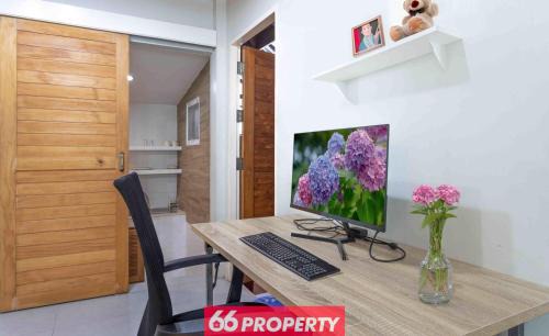 Su Thep House | Nimman Home with Cozy Patio - Workspace w Screen