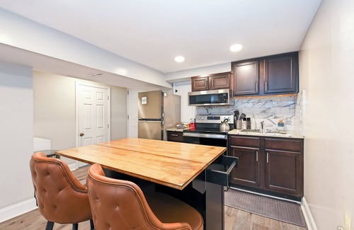 Loch Raven Apartment | nnChic Studio Basement Separate Private Entrance w/Shared Washer & Dryer