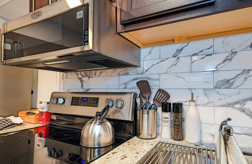 Loch Raven Apartment | nnChic Studio Basement Separate Private Entrance w/Shared Washer & Dryer