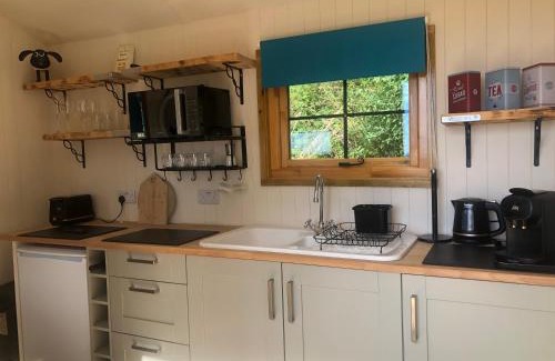 Littlebredy House | No 1 Hut Lane, a cosy Hut, heating, HOT TUB and a magnificent view for 2