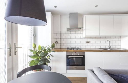 London Borough of Bromley Apartment | No.1 Universal House - Double Bedroom Apartment