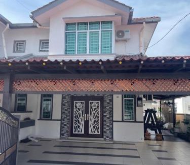 Lumut House | NO 121 NAZIRIN HOMESTAY TMN DESA MANJUNG