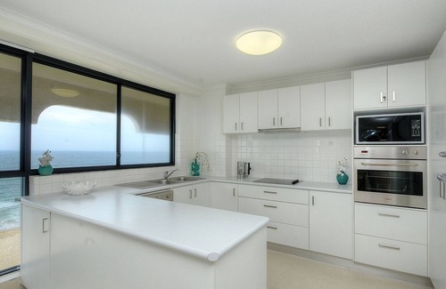 Mermaid Beach Apartment | no 9 @ Darenay 3 Bedroom Oceanfront Apartment