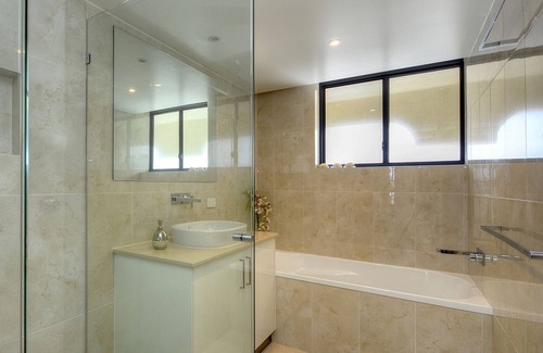 Mermaid Beach Apartment | no 9 @ Darenay 3 Bedroom Oceanfront Apartment