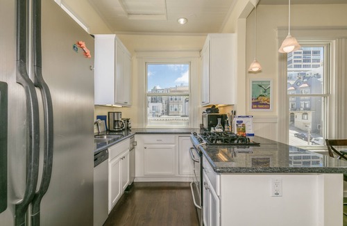 Russian Hill Apartment | No Beach/Russian Hill 2br/2ba beautiful Edwardian flat