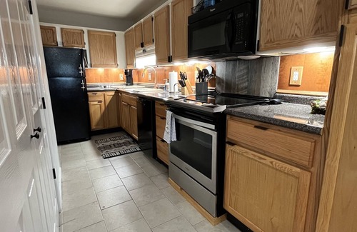 Huntsville Apartment | No chores!/6 guests/⬇️stairs/🦮🐈/WI-FI/easy access/grill