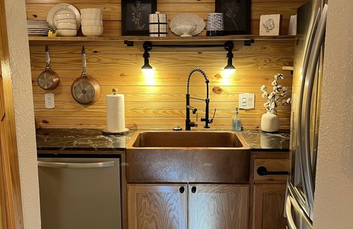 Huntsville Apartment | No chores!/8 guests/⬇️stairs/🦮🐈/WI-FI/Jacuzzi/easy access