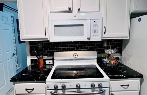 Uptown House | NO clean up FEES or CHORES at this Jazzy Memphis Downtown Home