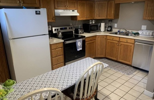 Foot Hills House | No Cleaning Fee! BYU Creamery, W/D, 65" TV, King