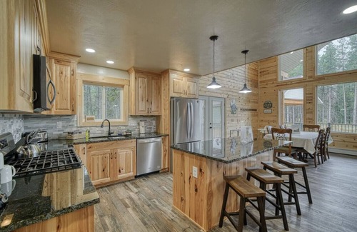 Island Park Cabin | NO CLEANING FEE|Trailer Parking|Kid's Kitchen