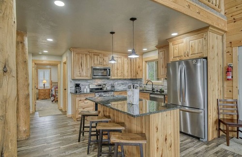 Island Park Cabin | NO CLEANING FEE|Trailer Parking|Kid's Kitchen