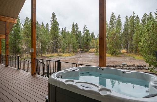 Island Park Cabin | NO CLEANING FEE|Trailer Parking|Kid's Kitchen