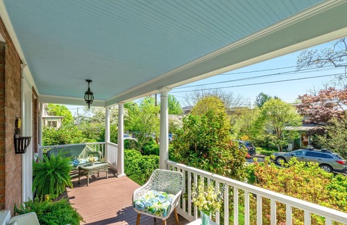 Martha Jefferson House | NO CLEANING FEE, Off Street Parking, walk to restaurants, breweries, shops