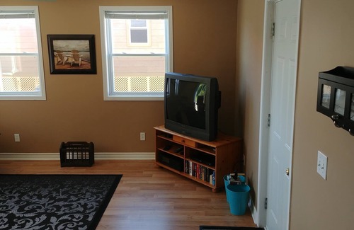 Carrying Place House | NO LONGER RENTING - Casual waterfront cottage on Weller's Bay