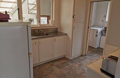 Taupo House | *No Service Fee* Central - Walk to Town and Lake!