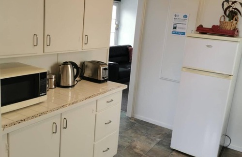 Taupo House | *No Service Fee* Central - Walk to Town and Lake!