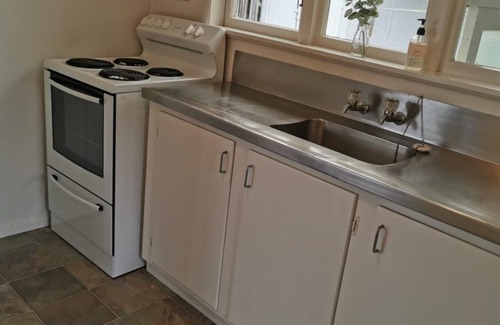 Taupo House | *No Service Fee* Central - Walk to Town and Lake!