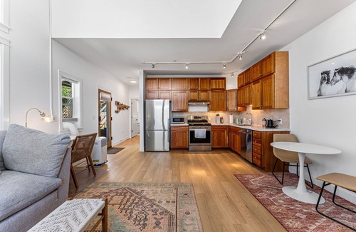 North Broadway - Holiday Condo | No Stairs-Bright NoBo ground floor condo in walkable Holiday neighborhood