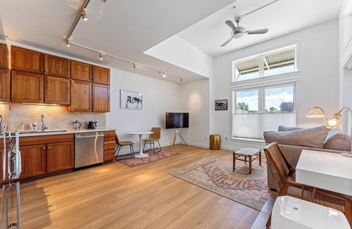 North Broadway - Holiday Condo | No Stairs-Bright NoBo ground floor condo in walkable Holiday neighborhood